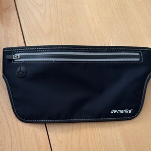 NWOT Marika neoprene adjustable slim waist pack. Black & silver